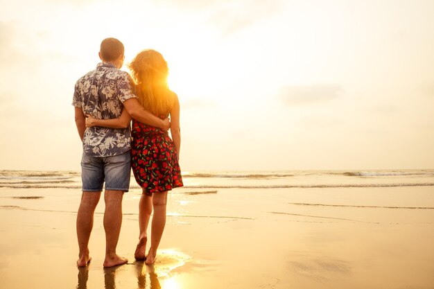 Jovem casal apaixonado na praia 14 de fevereiro dia dos namorados pôr do sol goa índia viagem de férias viajar ano novo em um conceito de liberdade de país tropical