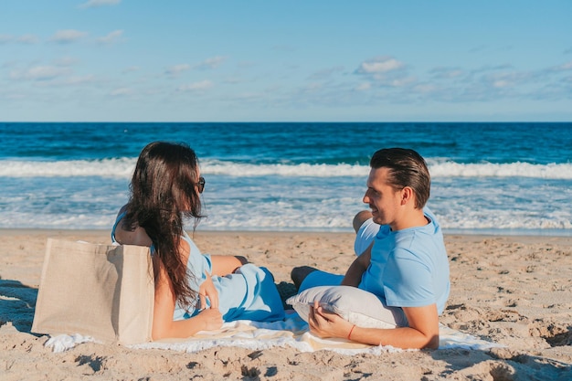 Jovem casal apaixonado nas férias de verão na praia homem e mulher felizes aproveitam o tempo juntos