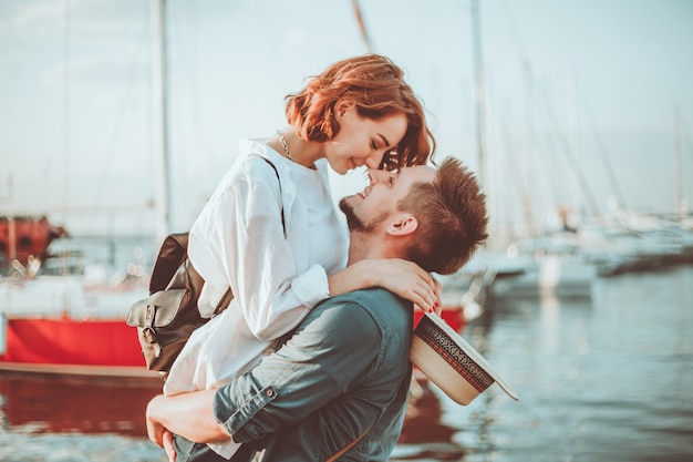 Jovem casal apaixonado no mar