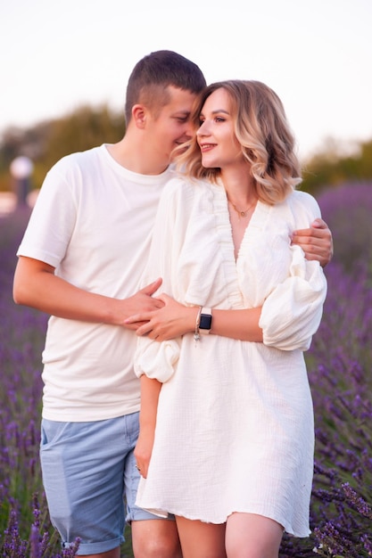 Jovem casal apaixonado noiva e noivo dia do casamento no verão. Desfrute de um momento de felicidade e amor