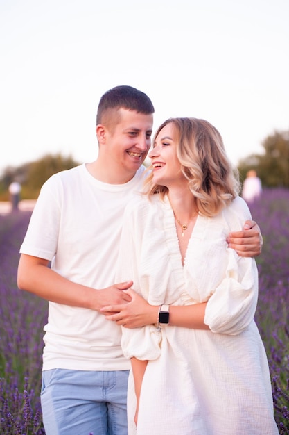 Jovem casal apaixonado noiva e noivo dia do casamento no verão. Desfrute de um momento de felicidade e amor