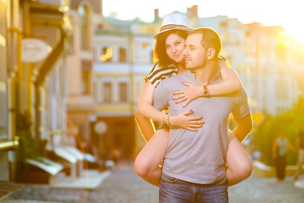 Jovem casal apaixonado posando na cidade