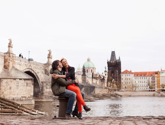 Jovem casal apaixonado. Praga, República Tcheca, Europa.