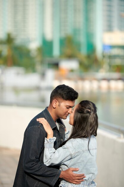 Jovem casal apaixonado quase se beijando ao ar livre