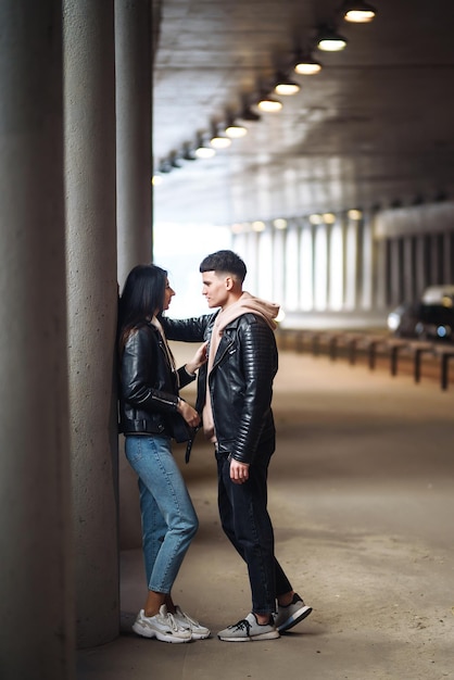 Jovem casal apaixonado se abraça e se beija na travessia subterrânea História de amor