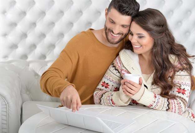 Jovem casal apaixonado, sorrindo e posando