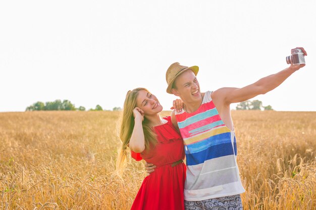 Jovem casal apaixonado tirando selfie ao ar livre