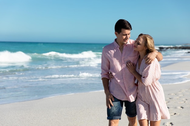 Jovem casal aproveitando o tempo livre