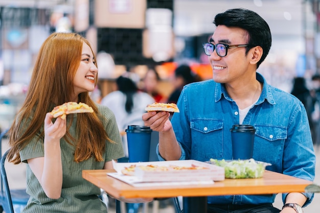 Jovem casal asiático almoçando juntos no café