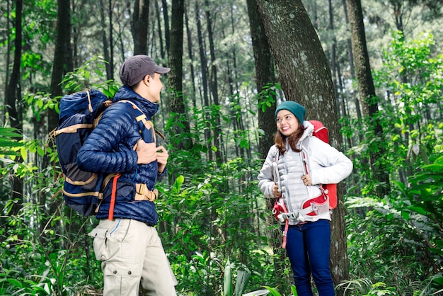 Jovem casal asiático com mochila explorando