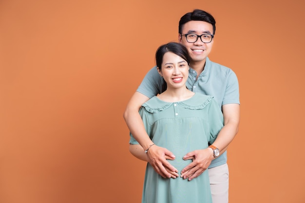 Jovem casal asiático em segundo plano