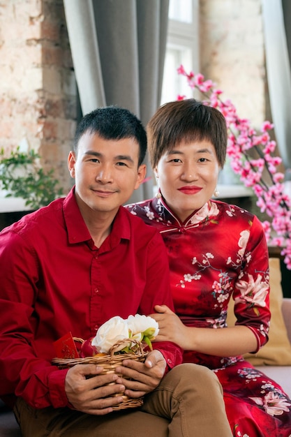 Jovem casal asiático feliz em trajes casuais elegantes