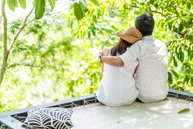 Jovem casal asiático feliz no amor na varanda do berço