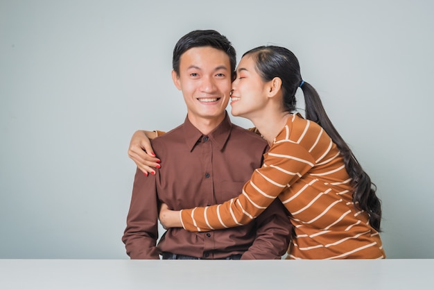 Jovem casal asiático feliz
