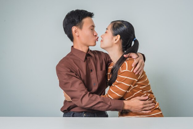 Jovem casal asiático feliz