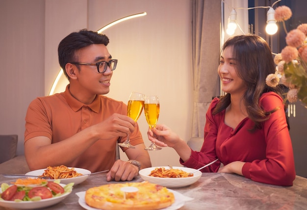 Jovem casal asiático jantando juntos