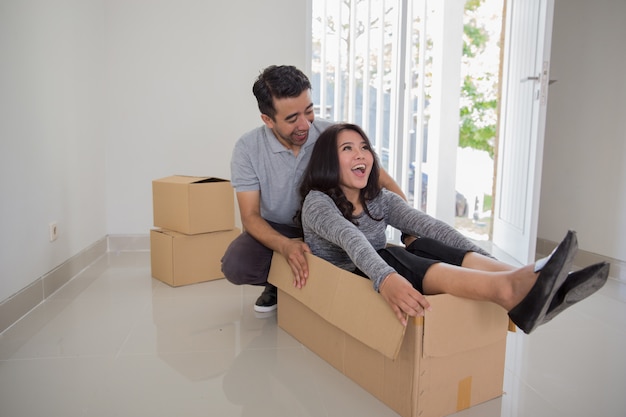 Jovem casal asiático, movendo o conceito de casa