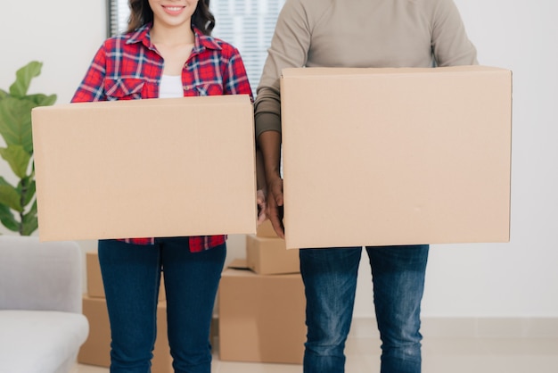 Jovem casal asiático mudando-se para um novo apartamento em conjunto com relocação