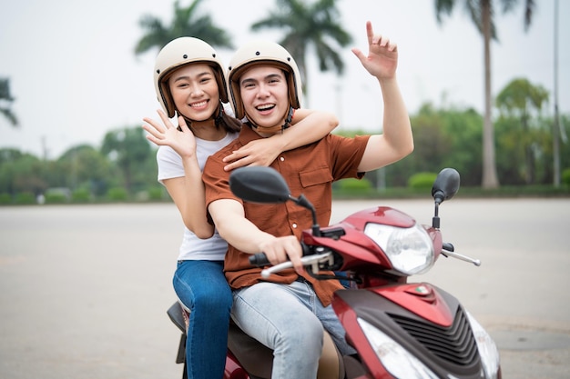 Jovem casal asiático na moto