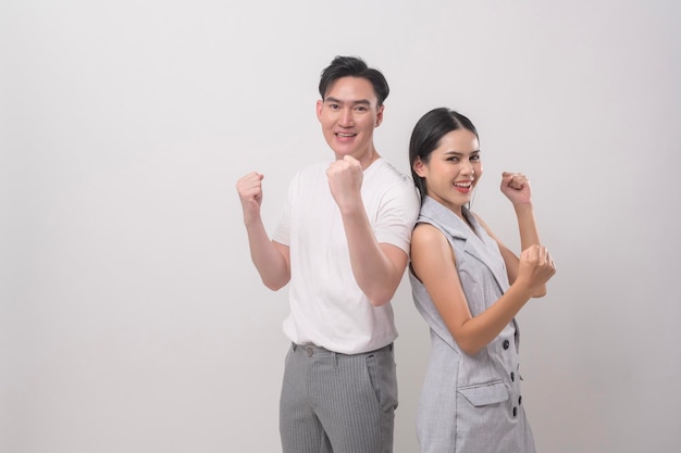 Jovem casal asiático sorrindo sobre fundo branco