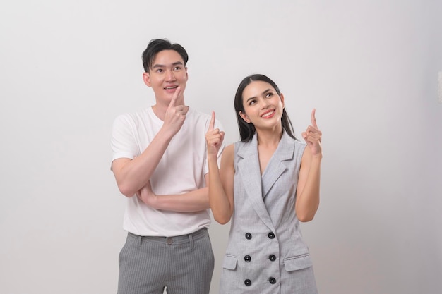 Jovem casal asiático sorrindo sobre fundo branco