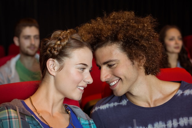 Foto jovem casal assistindo a um filme no cinema