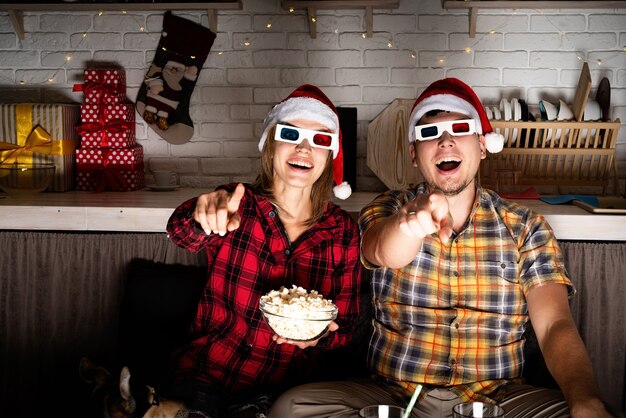 Jovem casal assistindo filmes em casa