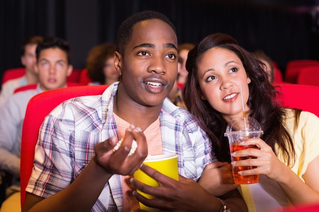 Jovem casal assistindo um filme