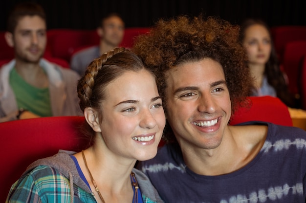Jovem casal assistindo um filme