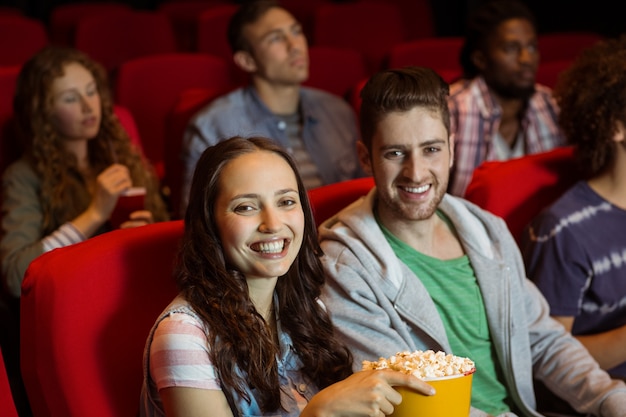 Jovem casal assistindo um filme