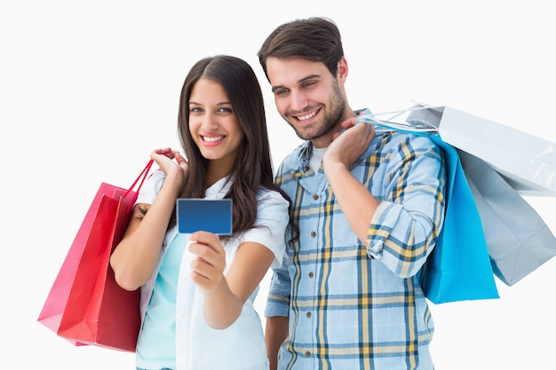 Jovem casal atraente com sacolas de compras e cartão de crédito