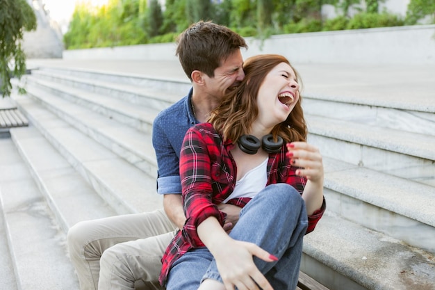 Jovem casal atraente de amantes passa tempo juntos ao ar livre. Pessoas felizes e engraçadas. Conceito de amor.