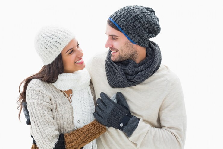 Foto jovem casal atraente em roupas quentes
