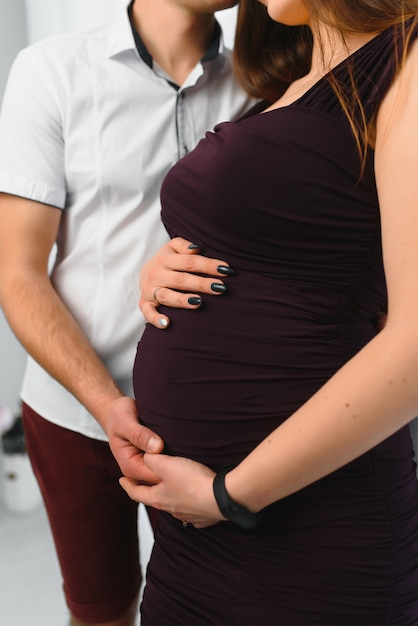 Jovem casal atraente: mãe grávida e pai feliz