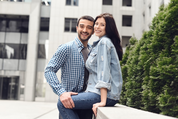 Jovem casal atraente menina e menino no parque.