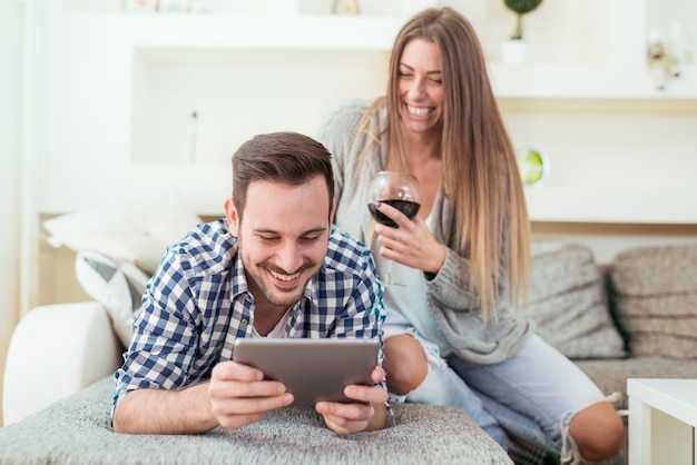 Jovem casal atraente se divertindo