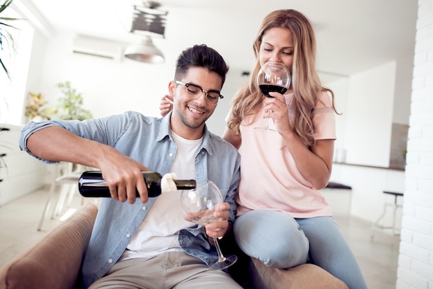 Foto jovem casal bebendo vinho
