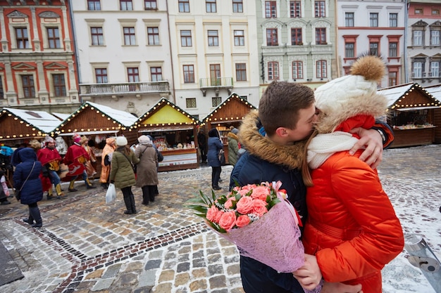 Jovem casal beijando no inverno ao ar livre