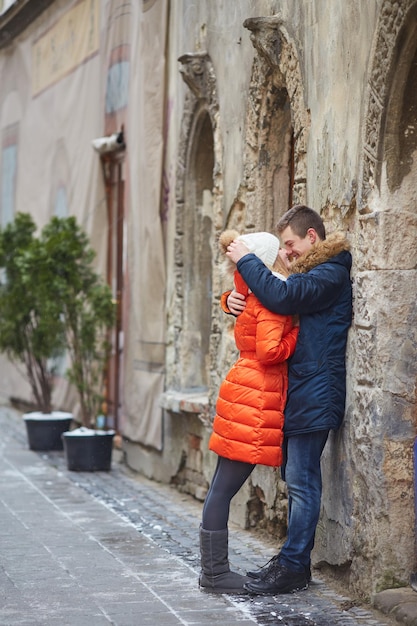 Jovem casal beijando no inverno ao ar livre