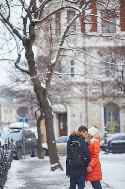 Jovem casal beijando no inverno ao ar livre