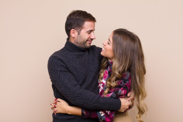 Jovem casal bonito abraçando