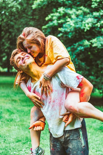 Jovem casal bonito se divertindo no festival de primavera holi fest