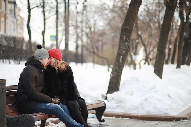 Jovem casal caminhando pela cidade de inverno