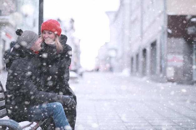 Jovem casal caminhando pela cidade de inverno