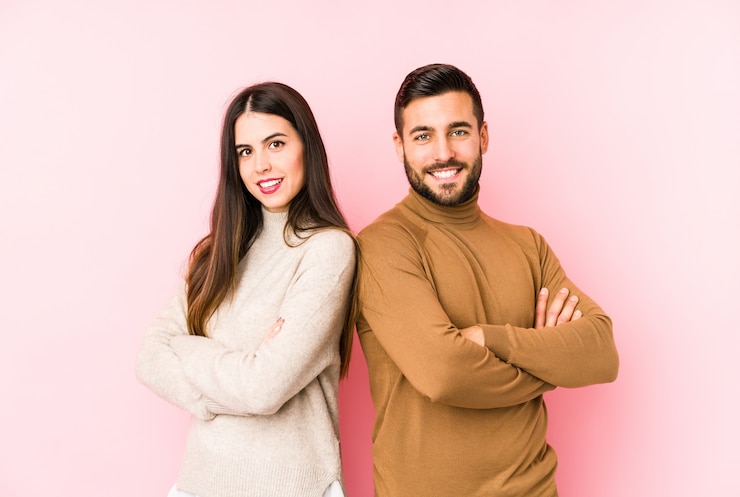 Foto jovem casal caucasiano isolado quem se sente confiante, cruzando os braços com determinação.