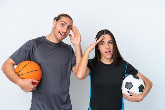 Jovem casal caucasiano jogando basquete e futebol isolado no fundo branco acabou de perceber algo e pretende a solução