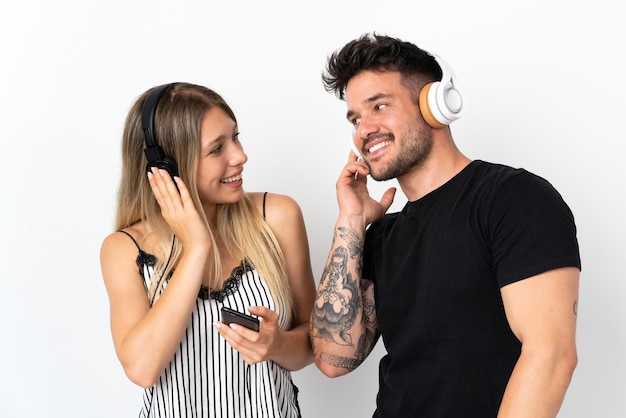 Foto jovem casal caucasiano na música ouvindo música