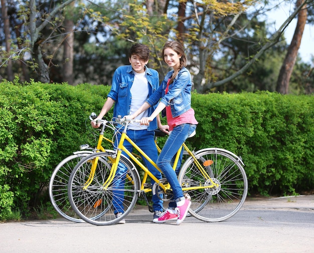 Jovem casal com bicicletas no parque