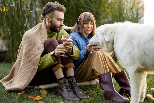 Jovem casal com cachorro no quintal