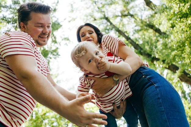 Jovem casal com filha no parque